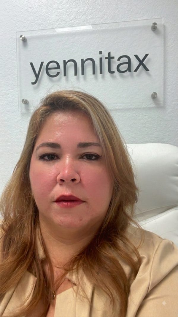 Yennis Costa, preparadora de taxes y notary public en Lehigh Acres, Florida